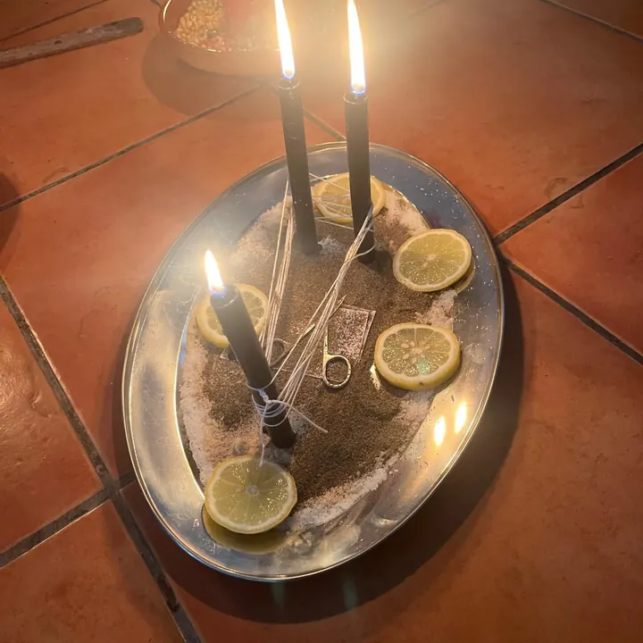 Trabalho com velas pretas, sal e limão sobre bandeja
